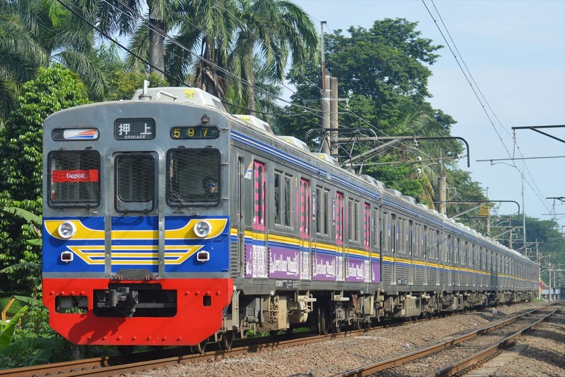 末期まで残った8000系・8500系の4本のうちの1本、8610編成の青帯時代の姿。当時は日本時代の字幕を備えており、ファンに人気の編成だった（筆者撮影）