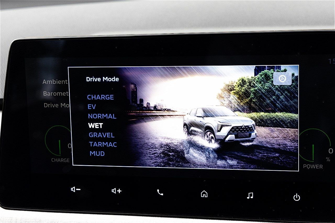 三菱の新型SUV「エクスフォースHEV」（筆者撮影）