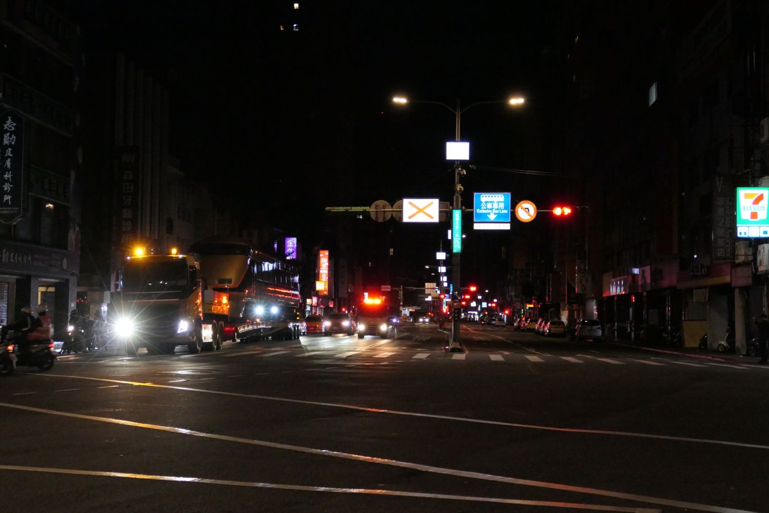 港を出発して約2時間後、交差点に「日光詣スペーシア」を載せたトレーラーが現れた（記者撮影）