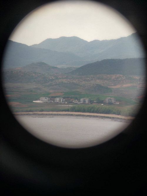 双眼鏡から見えた北朝鮮の景色（著者撮影）