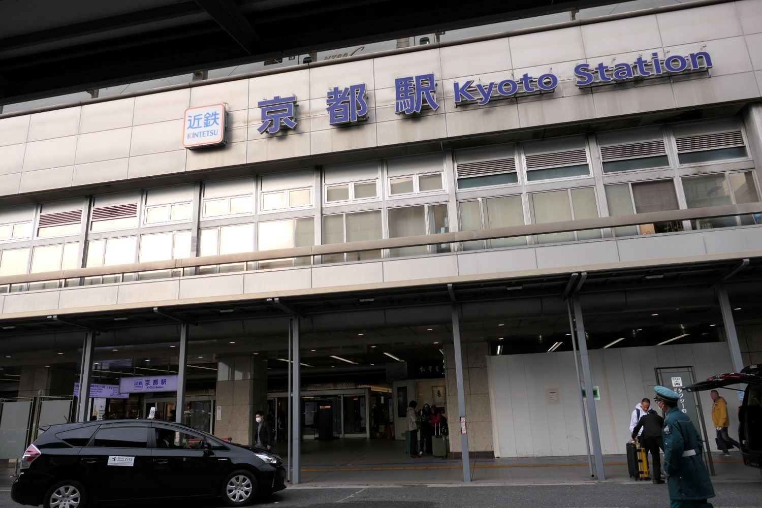 1階の出入り口前にはタクシーのりば（記者撮影）