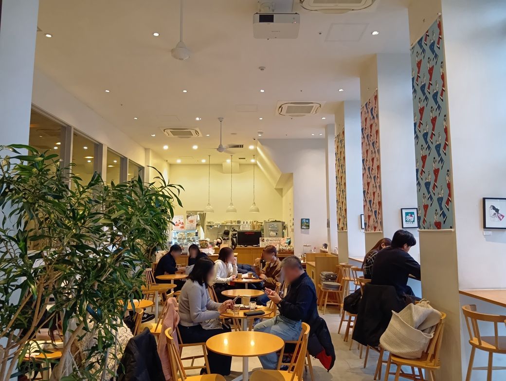 ホテル内にはカフェもあります（写真：筆者撮影）