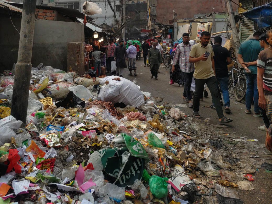 ゴミだらけの道（筆者撮影）