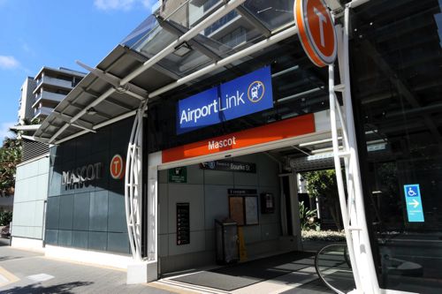 空港ひとつ手前の駅には「エアポートリンク」の表示。ここは加算運賃なし（筆者撮影）