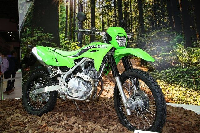 カワサキモータースの「KLX230」（筆者撮影）