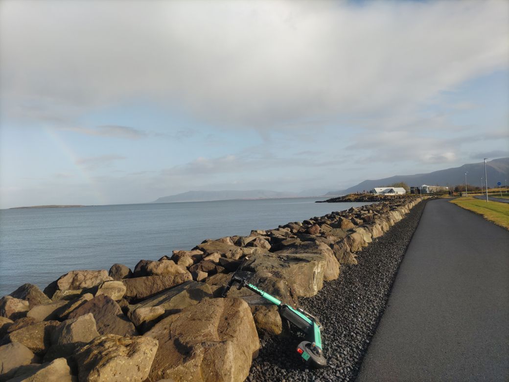 アイスランドの道端に放置されていたレンタル電動キックボード（筆者撮影）