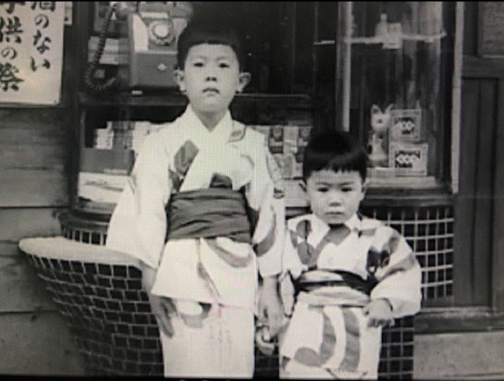 幼少期の江蔵智さんと弟 （写真：江蔵智さん提供）