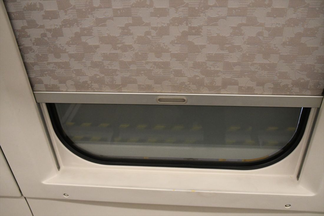 窓のロールカーテンもそのままだ（記者撮影）