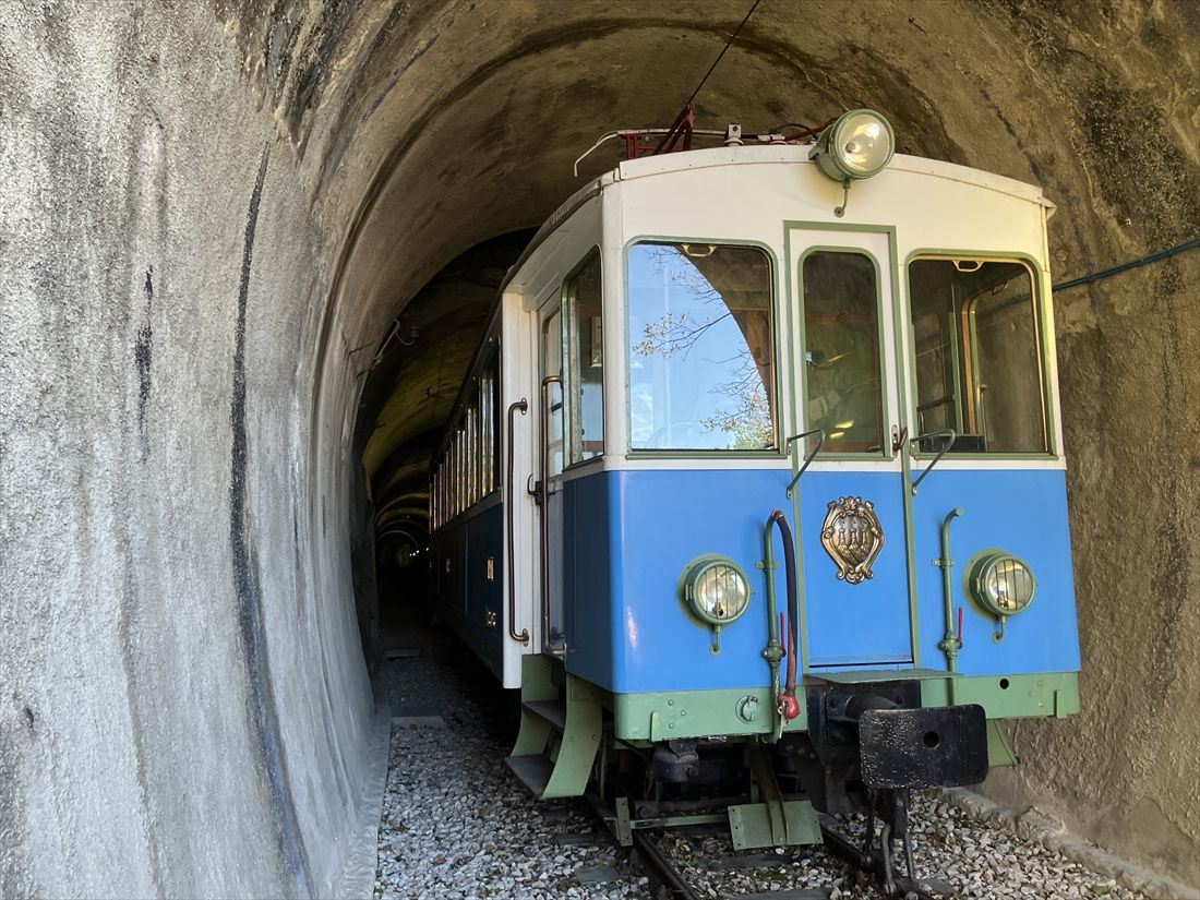 トンネル内に保存されているリミニ・サンマリノ鉄道の電車。動態保存で走行可能だ（筆者撮影）