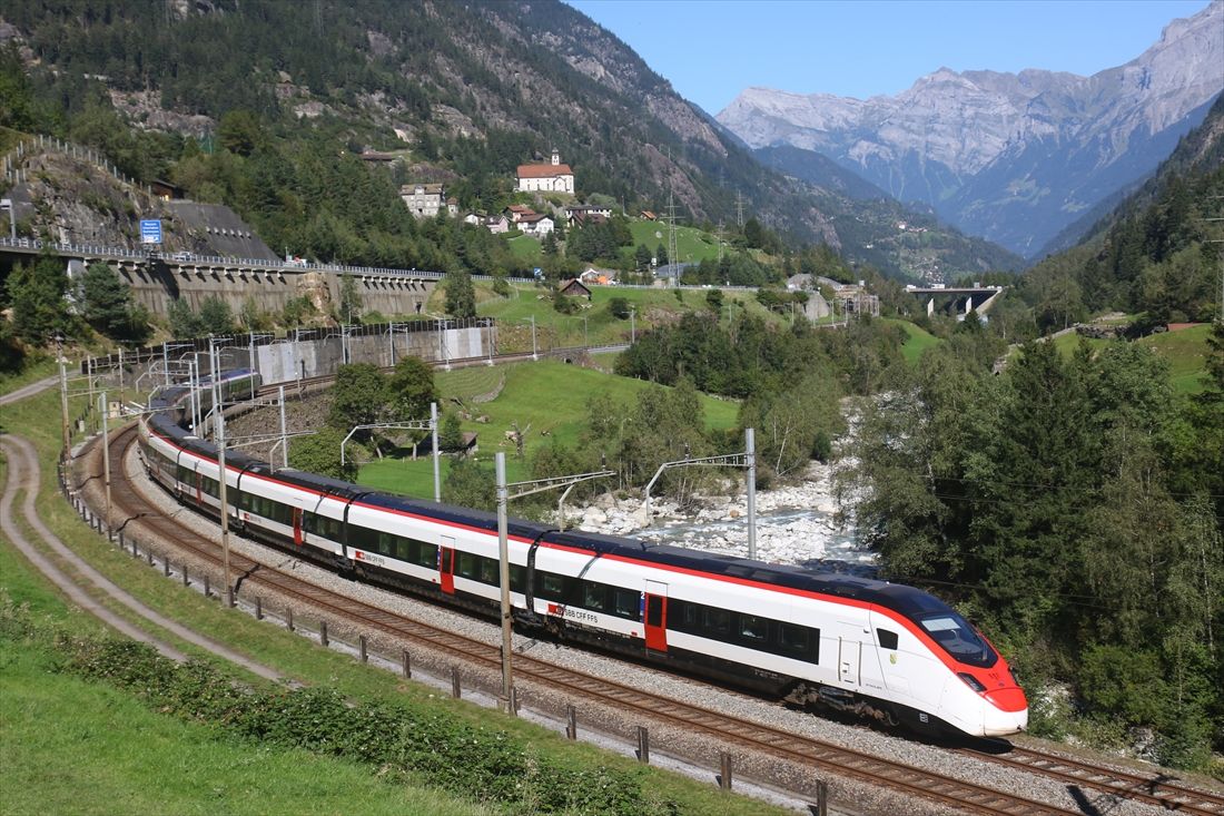 高速列車で唯一の低床構造を採用したスイスのRABe501型（撮影：橋爪智之）