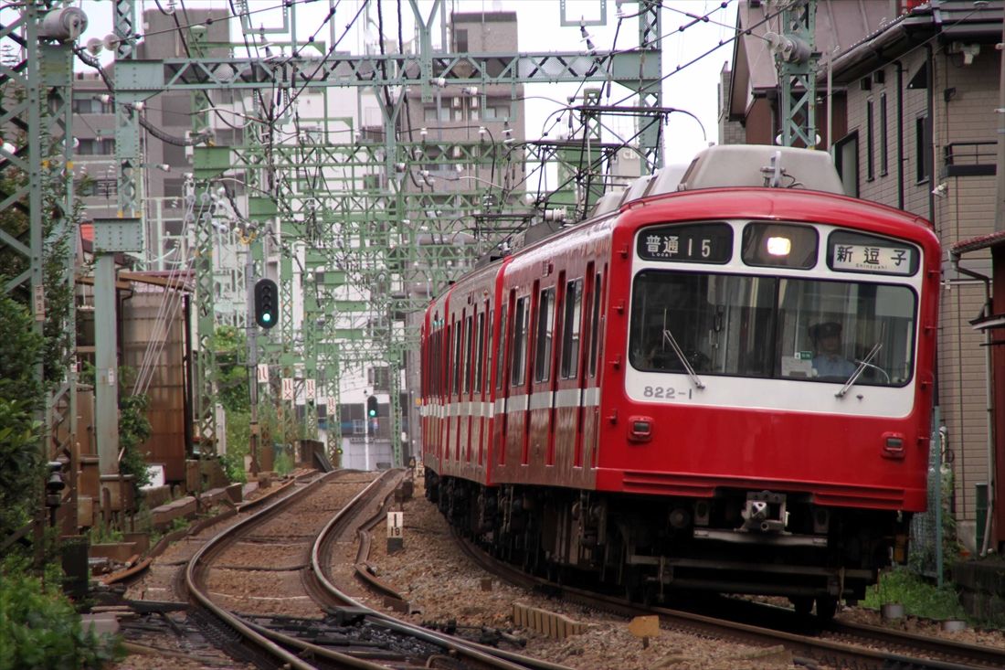 「ダルマ」と呼ばれ親しまれた800形。「新逗子」の行先表示も今となっては懐かしい（撮影：南正時）