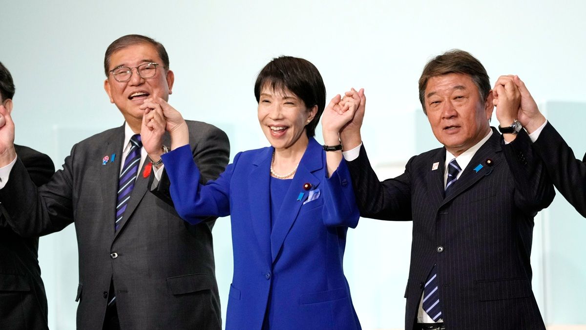手を取り合う