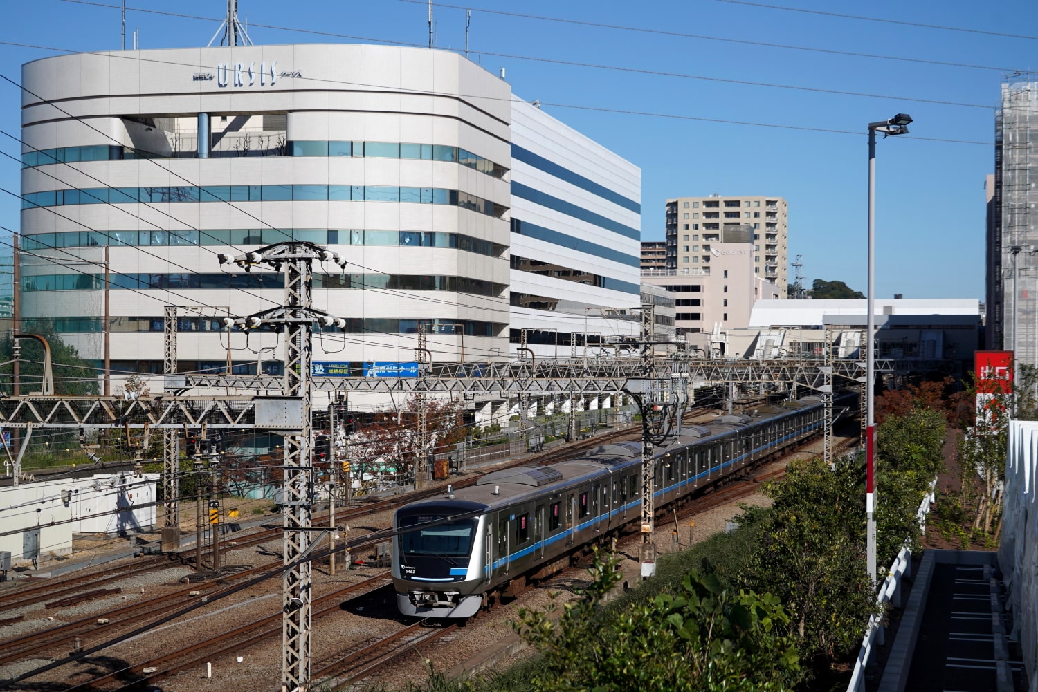 新百合ヶ丘駅の西側を走る小田原線の電車（筆者撮影）