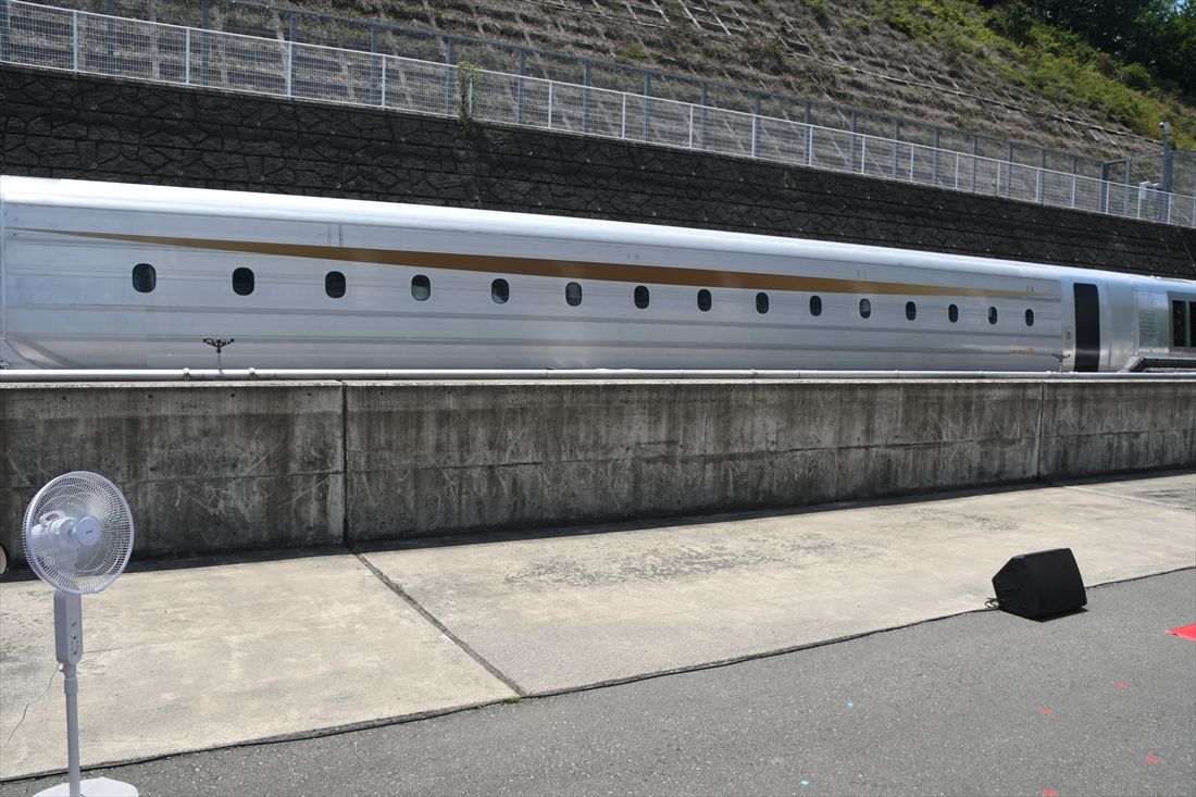 リニア新型車両M10はアルミ無塗装の車体にゴールドのラインが特徴（記者撮影）