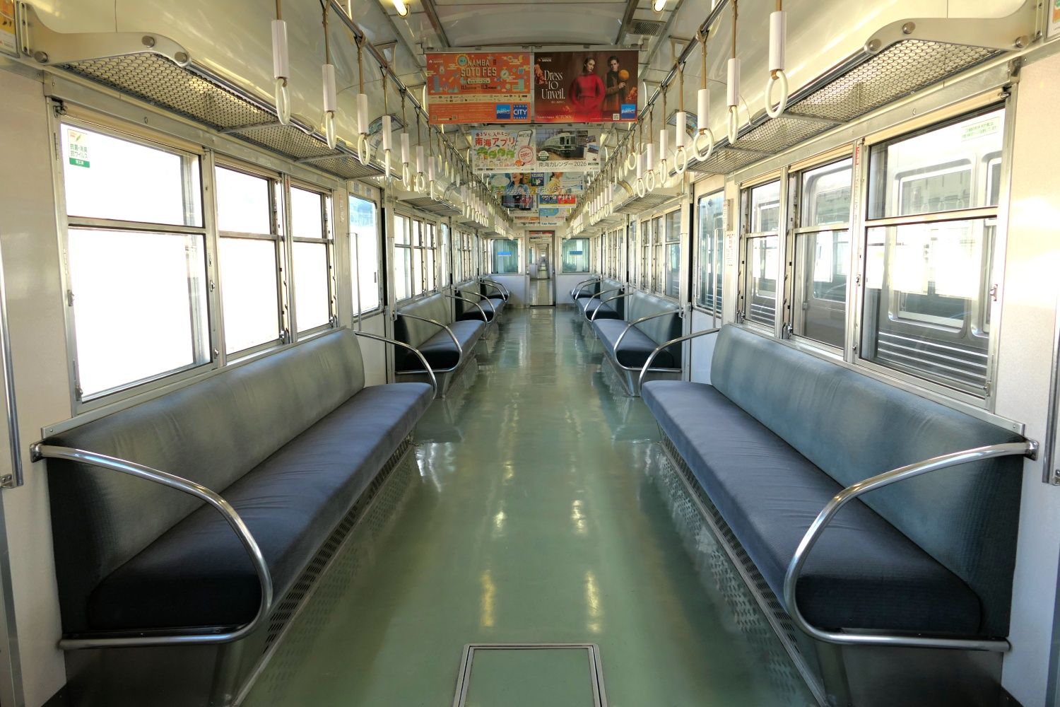 通勤通学用の一般車両らしいロングシートの車内（記者撮影）