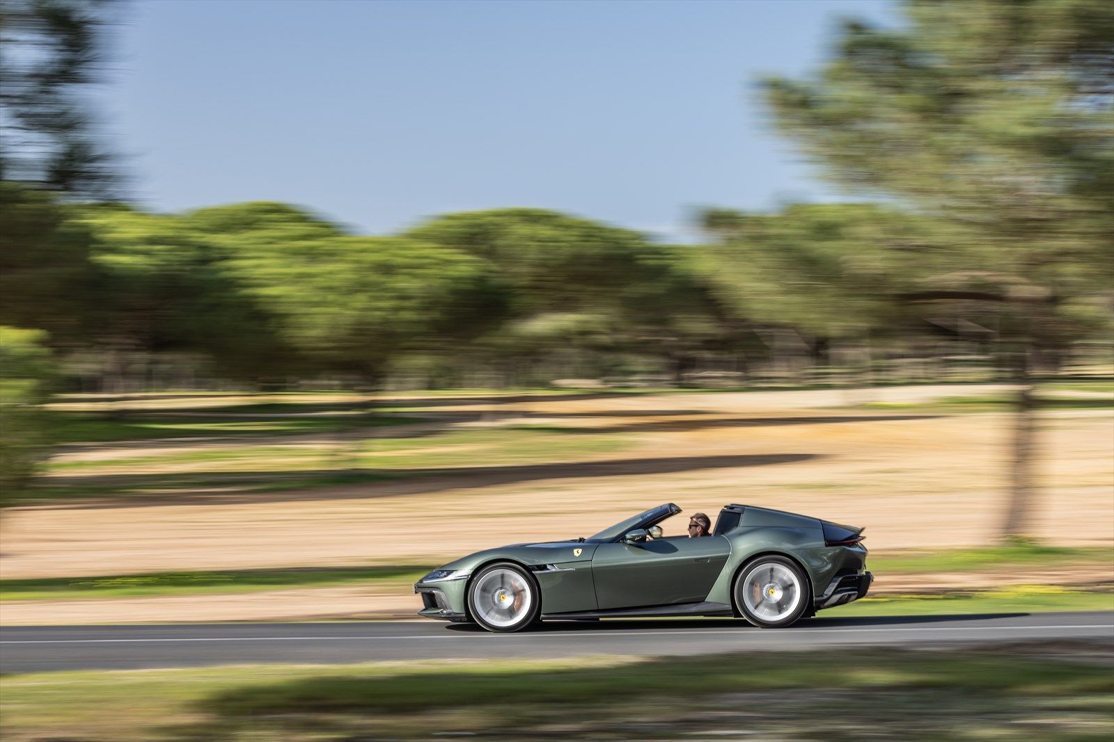 フェラーリの新型車「12チリンドリ・スパイダー」（写真：Ferrari SpA）