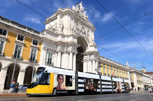リスボンのトラムがコルメシオ広場前を行く（筆者撮影）