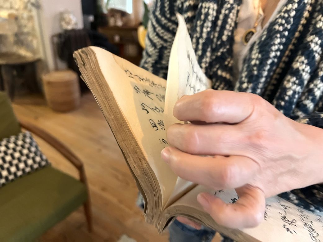 「ページが輪になっているのが興味深いです」とナデージュさん（筆者撮影）