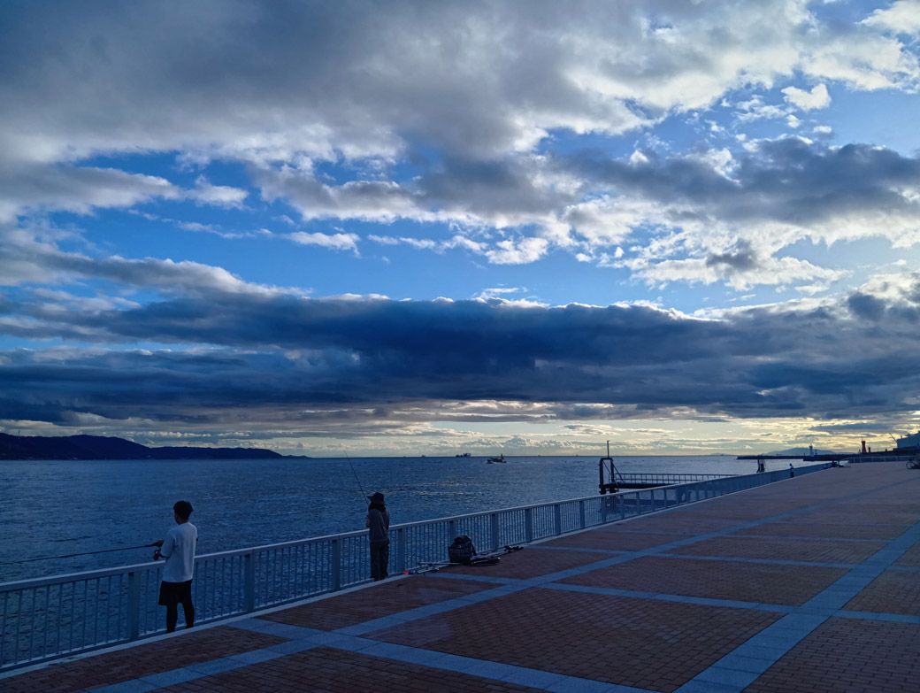 淡路島と釣り人（筆者撮影）