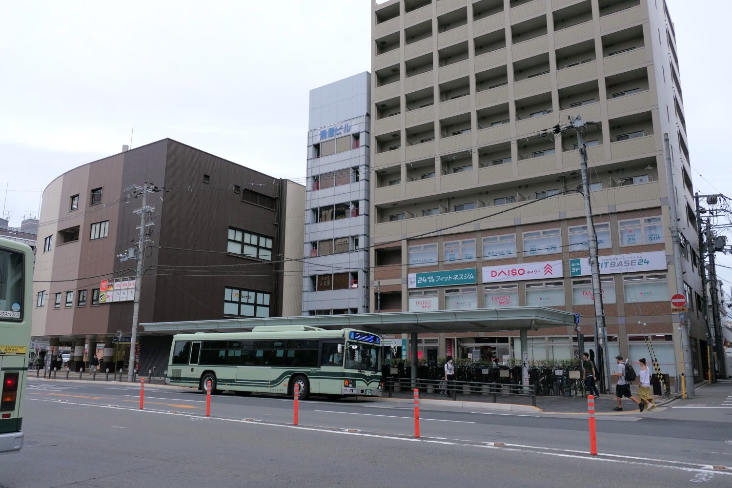 大宮阪急ビルに隣接するバス乗り場（編集部撮影）