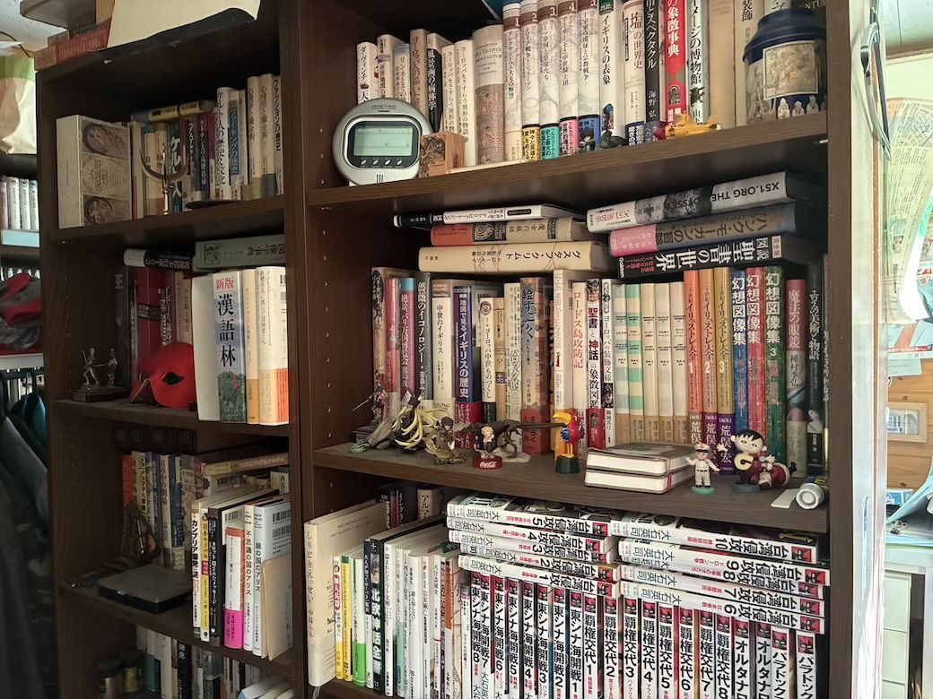 中野さんの書庫の一角。本棚に収まりきれない本が、あちこちに積まれている（筆者撮影）