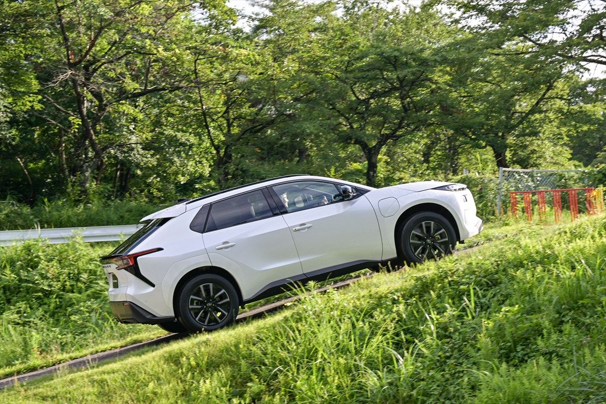 スバル ソルテラ改良型（写真：SUBARU）