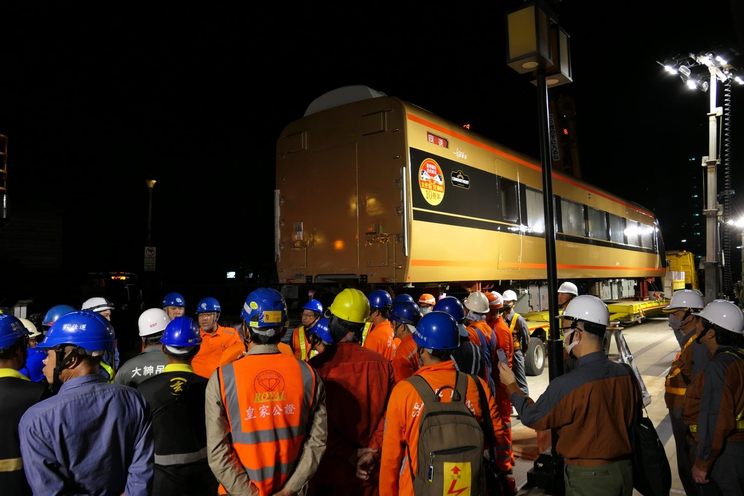 クレーンで吊り上げる前の打ち合わせ（記者撮影）