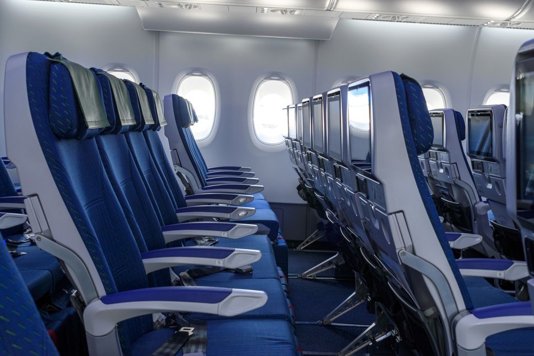 ベルト着用が義務付けられ、国内フライトが短い飛行機ではイザコザが起きにくい（写真：himawari / PIXTA）