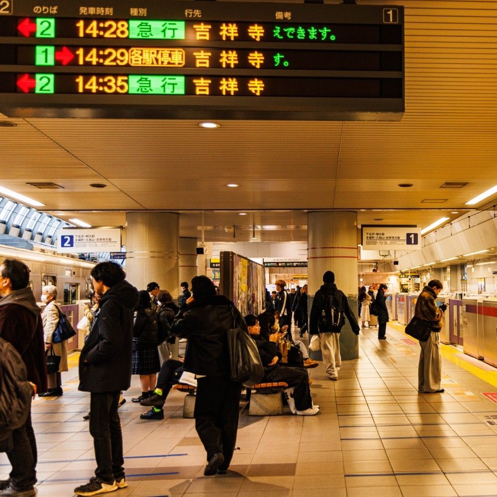 日中の井の頭線は急行と各駅停車が交互に運転される。写真左手が急行のホーム（撮影：鼠入昌史）