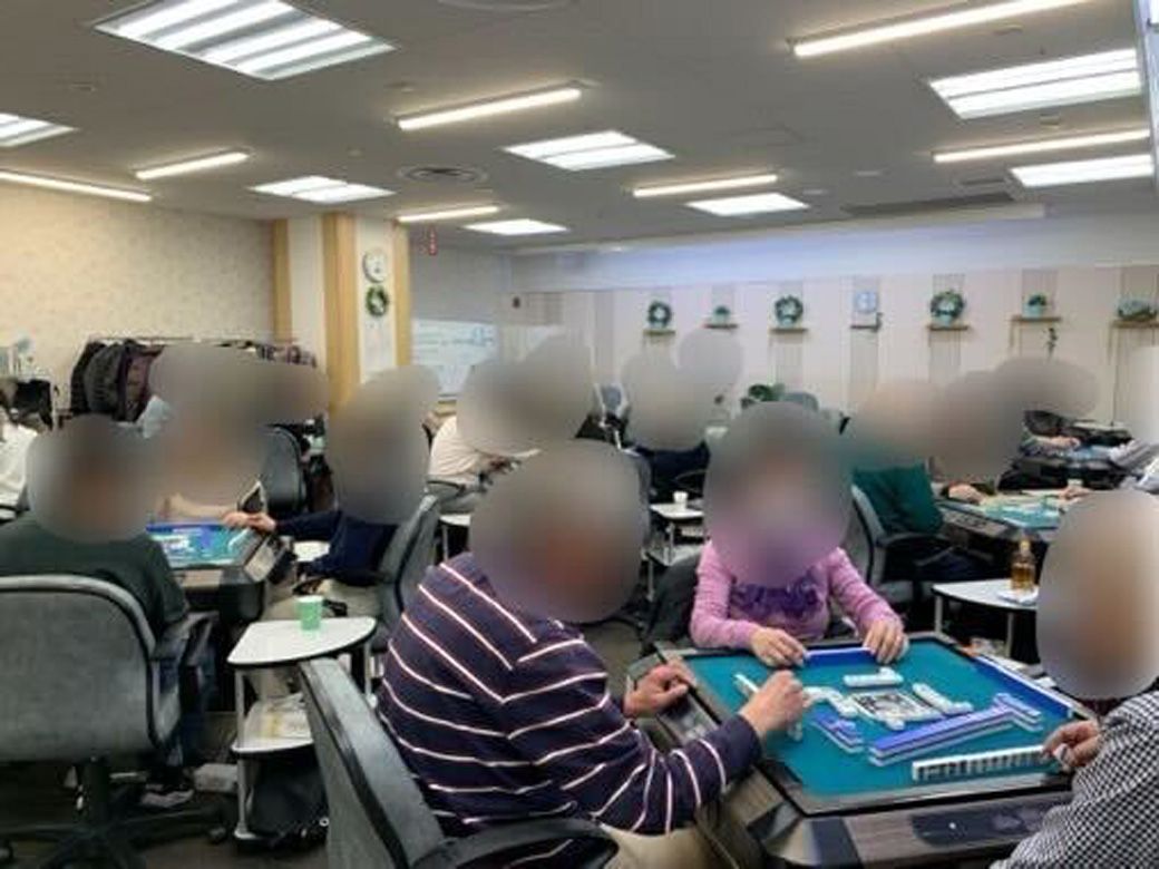 麻雀を楽しむお客さんたち。全体的に女性の方が多かった（筆者撮影）