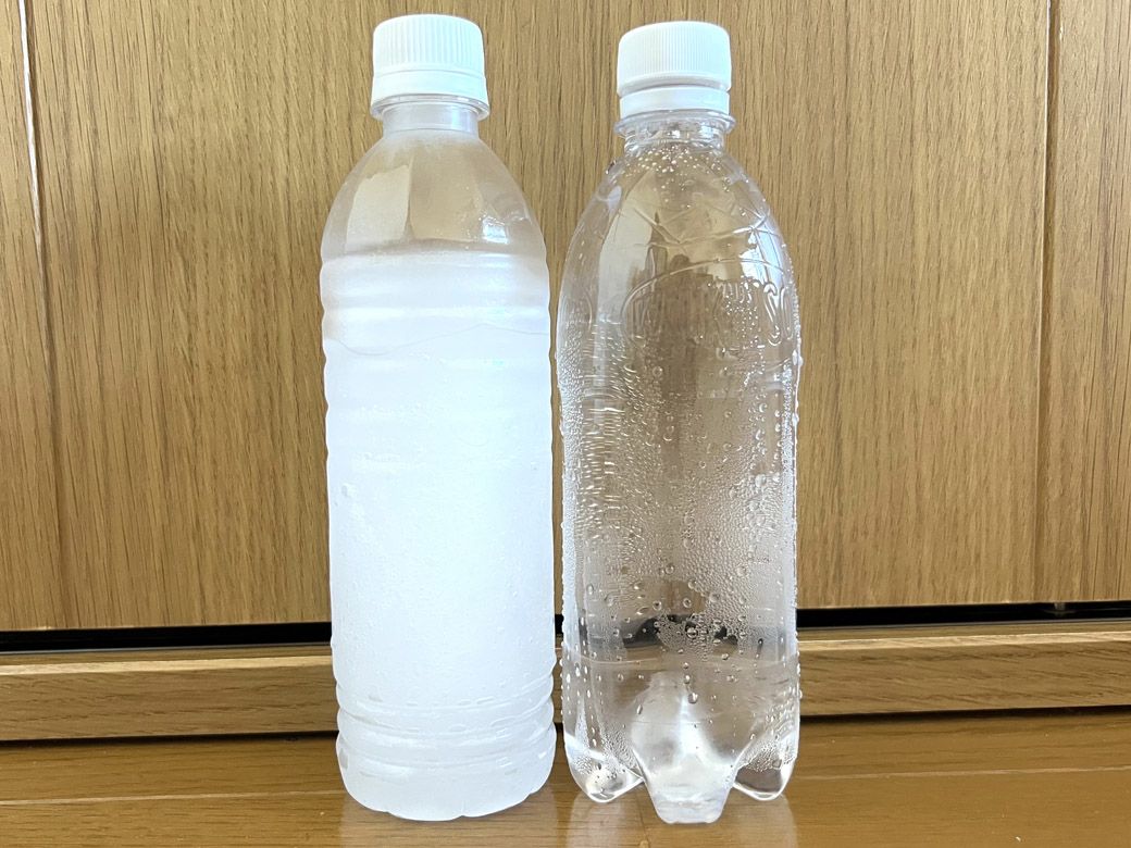 9:30～14:30の5時間車内に置いた後、ペットボトルホルダーに入れていた冷凍ペットボトルはほぼ氷が残っており、水になったのは80ccくらい。対して、そのまま車内に置いた冷凍ペットボトルの氷はすべて溶けて少しぬるくなっていた（編集者撮影）
