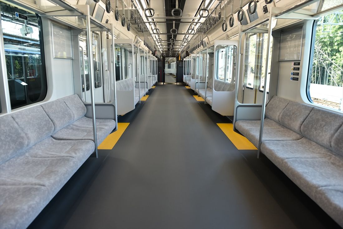 グレーを基調とした13000系の車内（撮影：大澤誠）