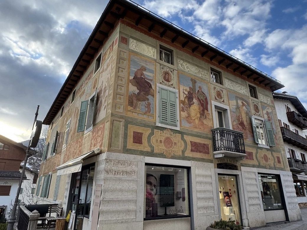 パステルカラーのフレスコ壁画や装飾が目を惹く（写真：筆者撮影）