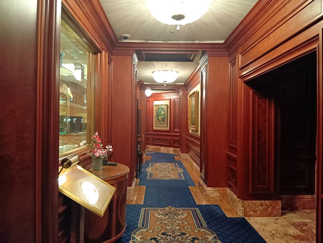 長い廊下を進んでいく（筆者撮影）