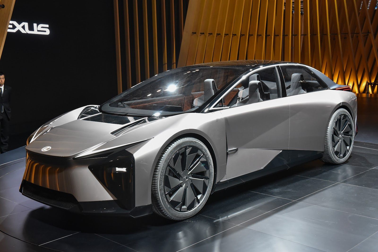 トヨタが2026年導入を目指す次世代バッテリーを搭載する予定のコンセプトモデル「LF-ZC」（撮影：大澤誠）