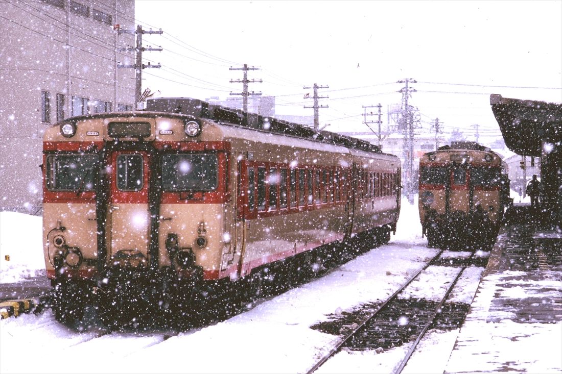 雪降る輪島駅に停車するキハ58系気動車（撮影：南正時）