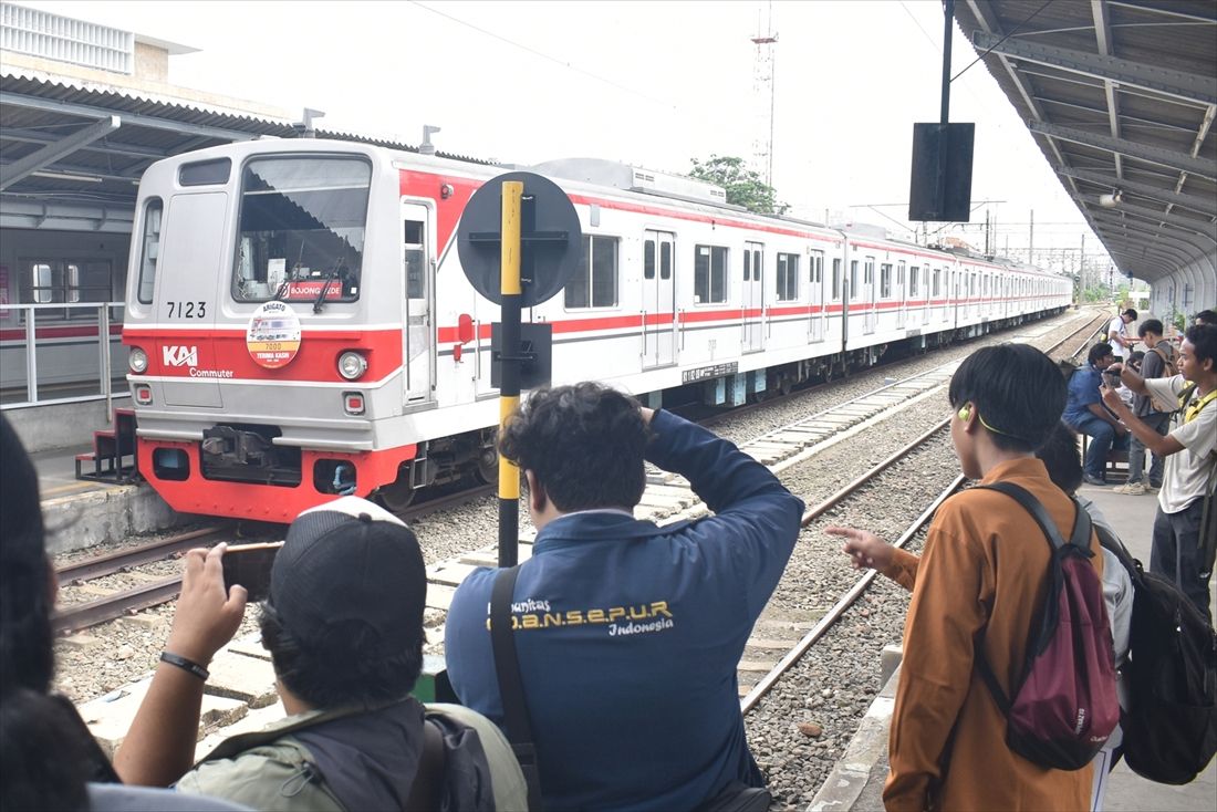 11月11日の式典当日に展示された元東京メトロ7000系7123編成。さよならヘッドマークも用意された（筆者撮影）