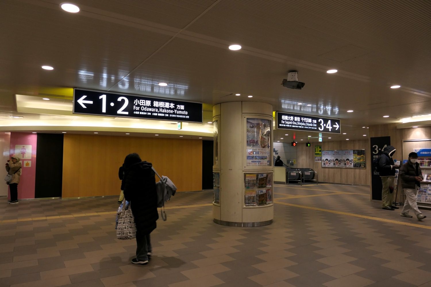 改札階の通路（記者撮影）