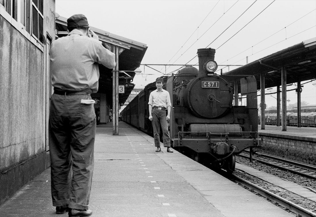 磐越西線新津駅に停車するC57形1号機＝1972年（撮影：南正時）