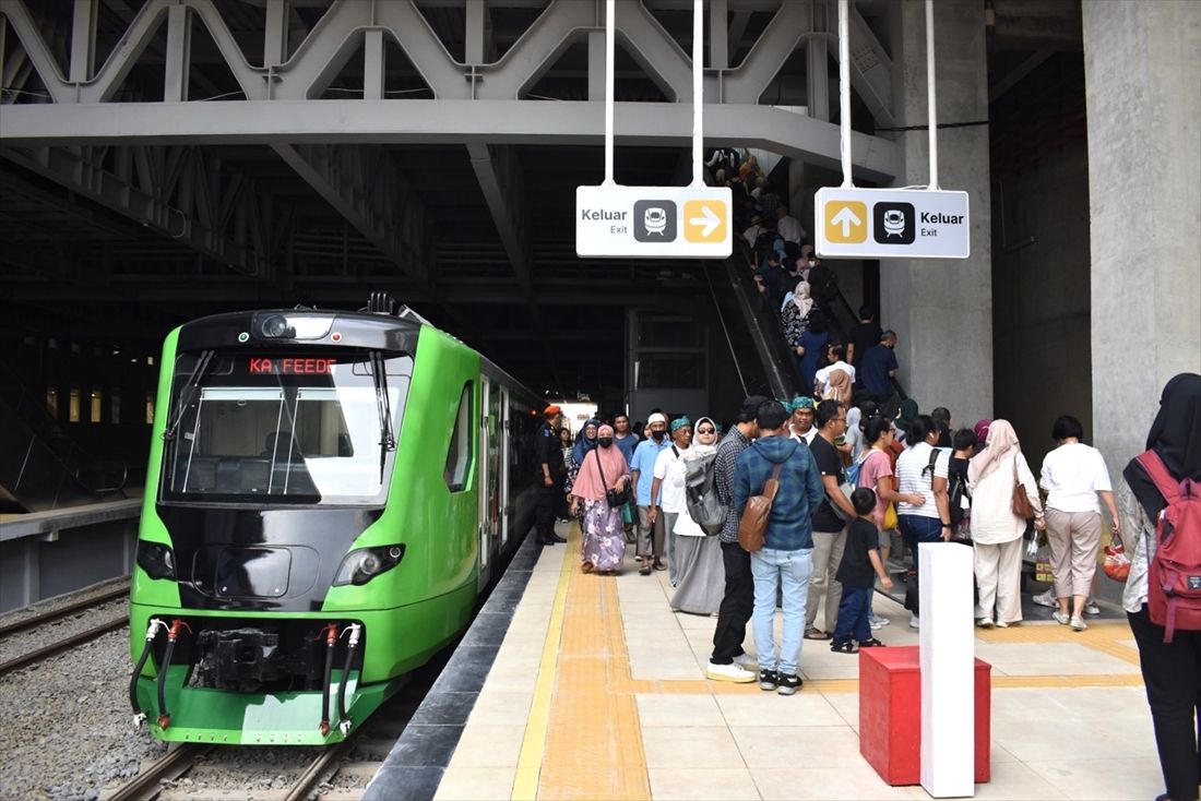 パダララン駅に到着した在来線のフィーダー快速列車。乗客はエスカレーターで高速鉄道改札口まで一気に上がって乗り換える（筆者撮影）