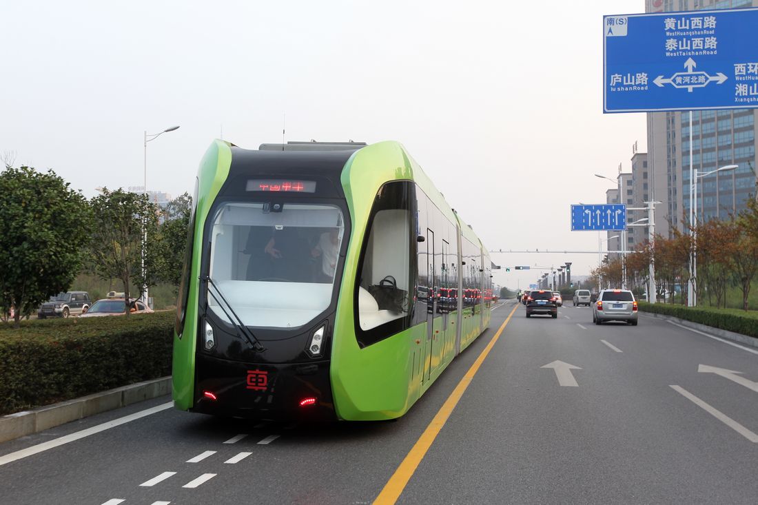 中国国内を走る白線誘導方式のトラム。「富士トラム」は白線か磁気マーカーの使用を想定している(写真:VCG/Getty Images)