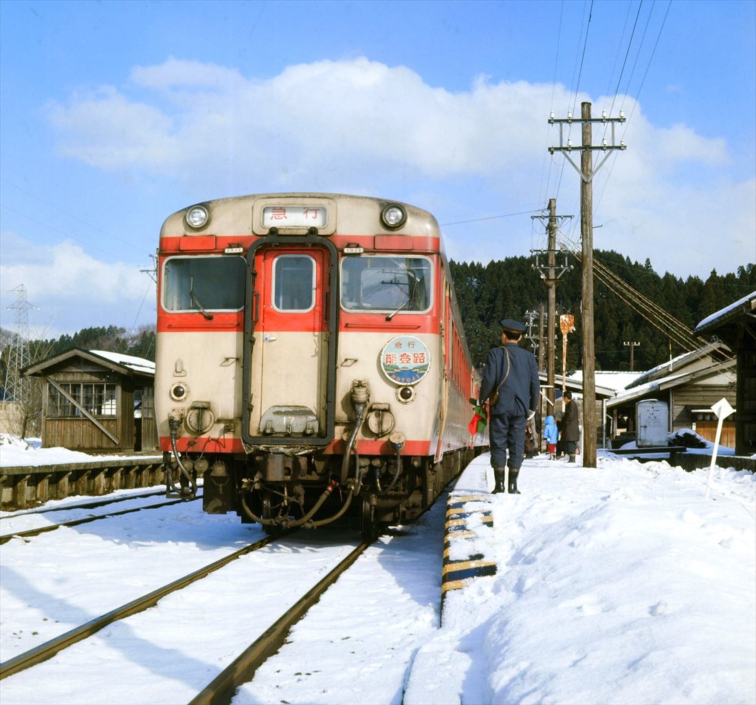 能登三井駅の交換風景　七尾線能登三井駅　1973年12月（撮影：南正時）