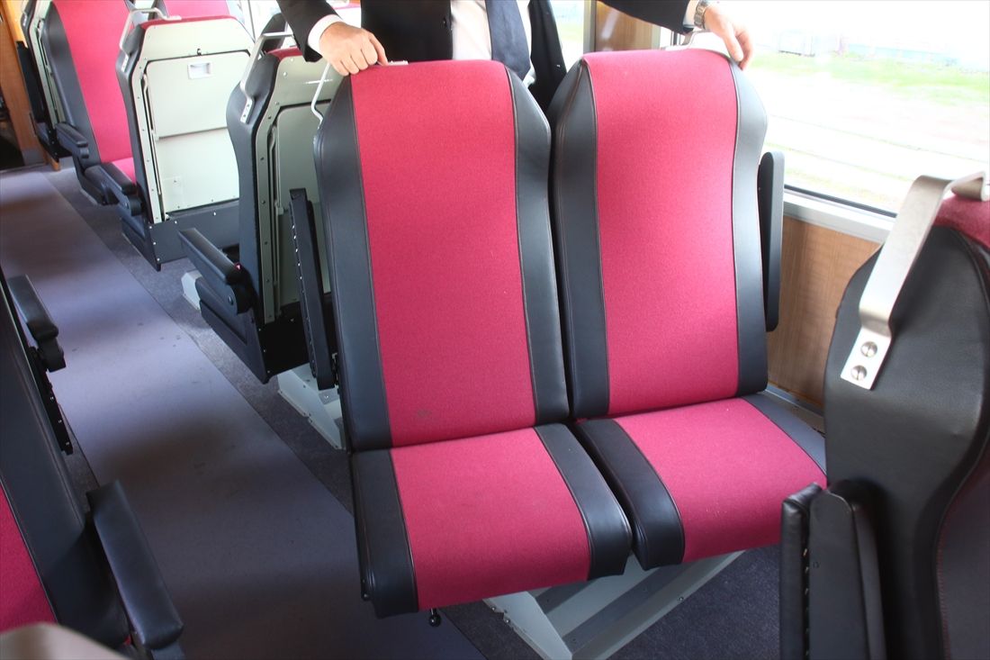 欧州では珍しい回転式座席を搭載した2等車内（撮影：橋爪智之）