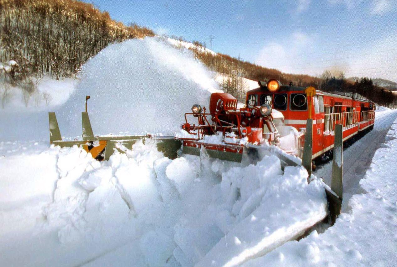 DD14形ロータリー車が線路上に積もった雪を吹き飛ばす。胆振線にて（写真：上田哲郎）