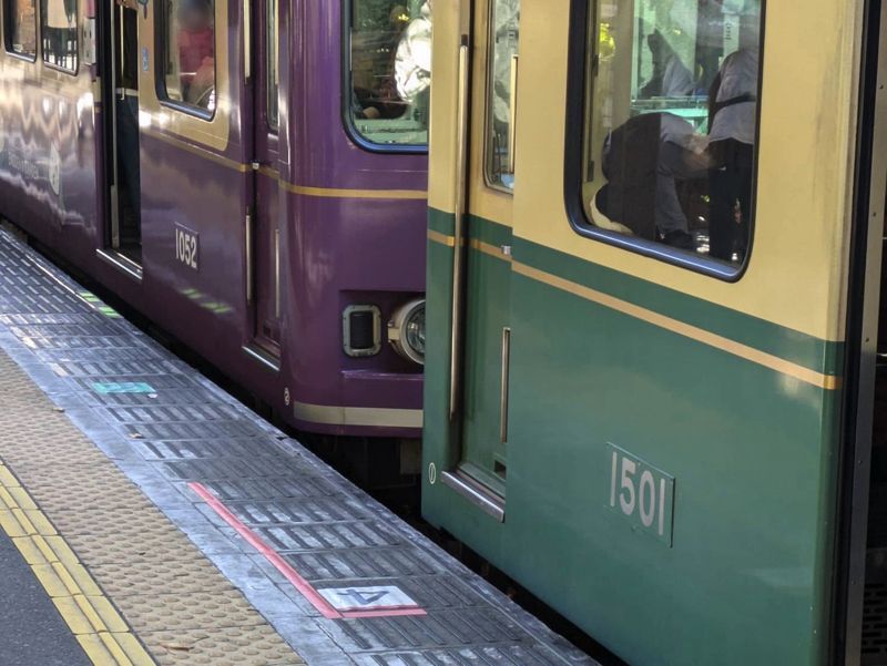 江ノ電1501編成と1002編成（筆者撮影）