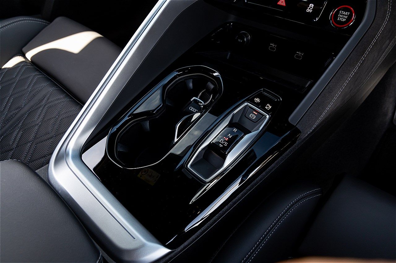 アウディの新型「SQ5スポーツバック」（写真：三木 宏章）