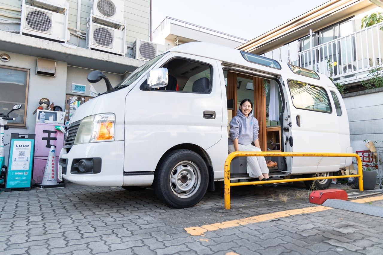 バンライフを送る宮本さんと愛車（東洋経済オンライン編集部撮影）