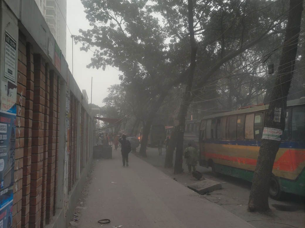 砂埃の影響で景色が淀んでいる（筆者撮影）