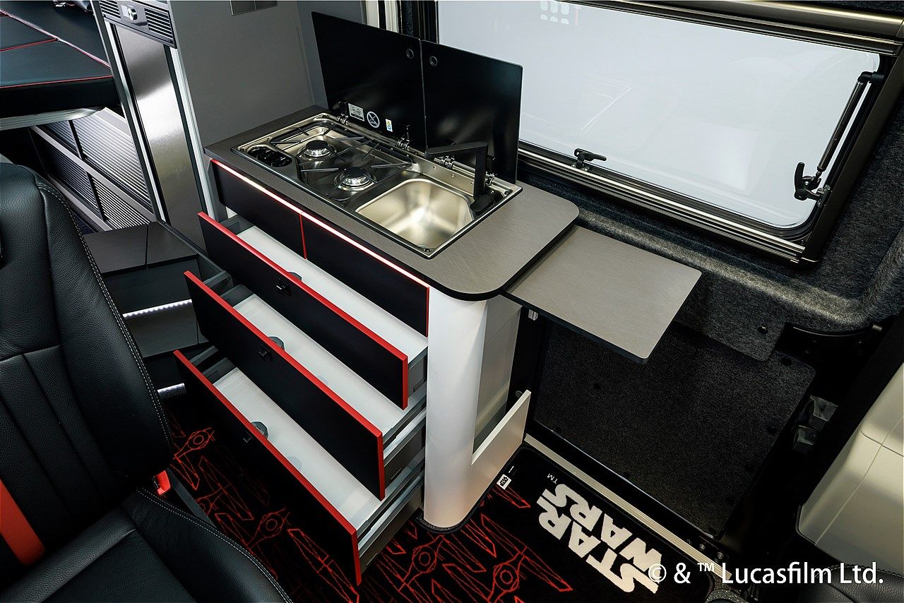 スター・ウォーズの世界観が広がるトイファクトリーのキャンピングカー「ダビンチ6.0＜スター・ウォーズ＞エディション」（写真：トイファクトリー）