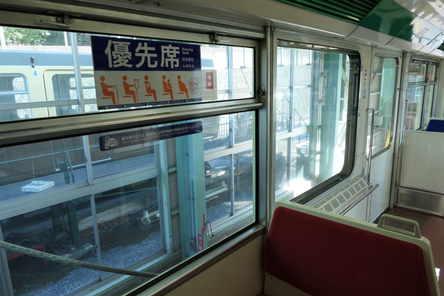 優先席部分の窓。窓は上部が内側に開くタイプ（記者撮影）